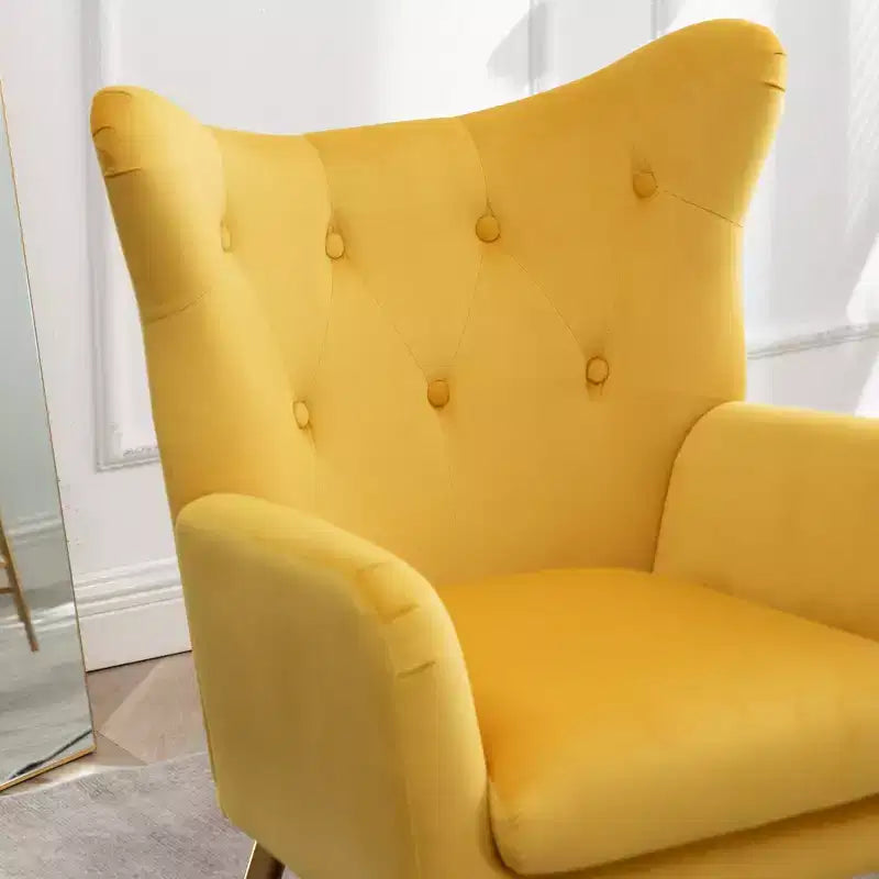 Poltrona a pozzetto in velluto con bottoni capitonné Roundhill Furniture Sovarol, Gialla