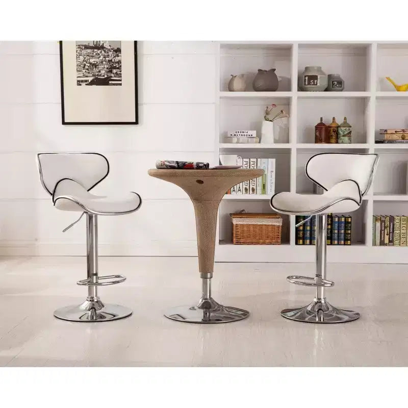 Sgabelli da Bar Girevoli Regolabili con Alzata ad Aria in Similpelle Masaccio di Roundhill Furniture, Bianchi, Set da 2
