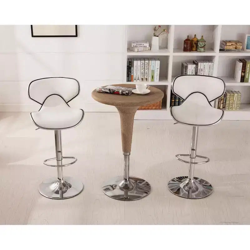 Sgabelli da Bar Girevoli Regolabili con Alzata ad Aria in Similpelle Masaccio di Roundhill Furniture, Bianchi, Set da 2